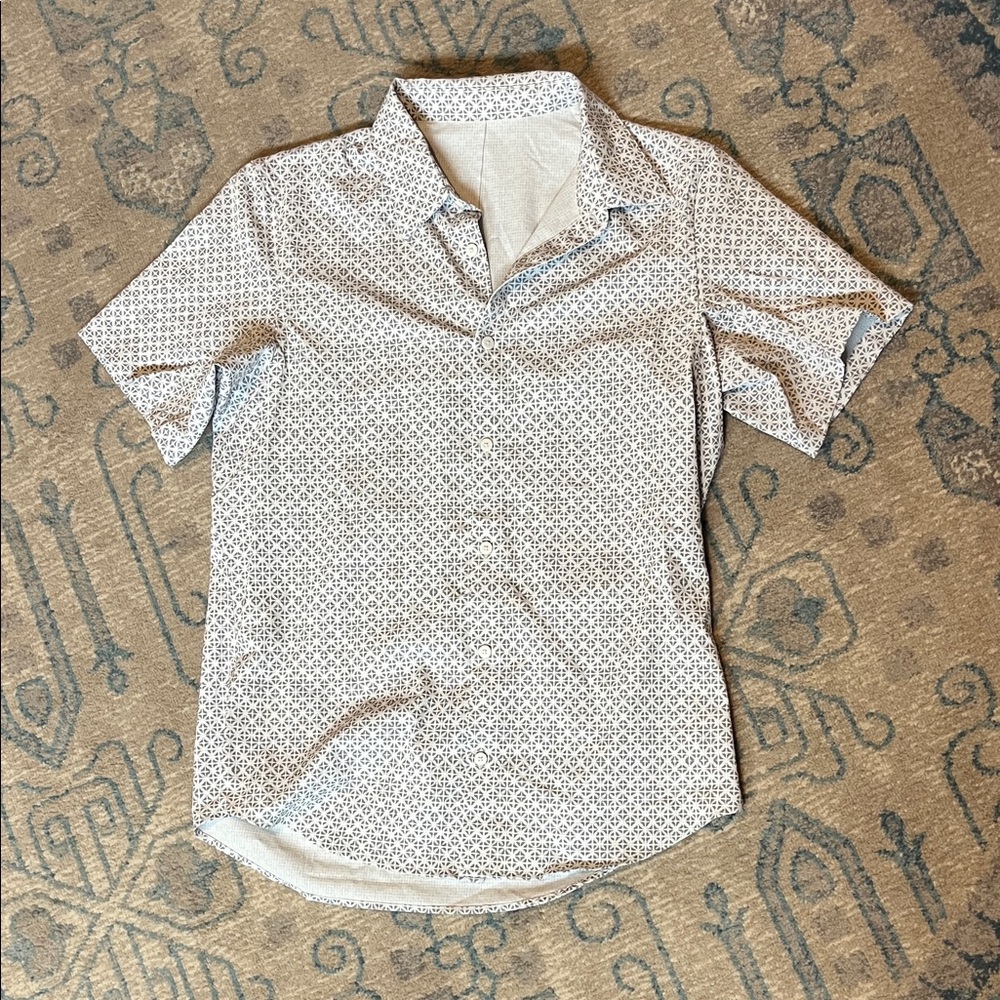 Lululemon Men's Short Sleeve Button-Down Shirt in White with Micro Pattern